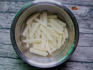 4、香辣虾煲,土豆切成条，用清水浸泡，洗去淀粉