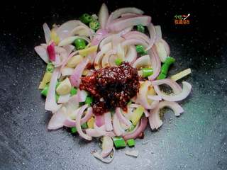 10、香辣虾煲,放入1勺豆瓣酱，一勺辣椒酱，小火煸出红油