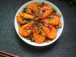 16、香辣虾煲,虾事先要过油， 所以酥酥脆脆的， 虾皮都可以吃的