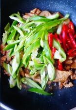 4、辣椒豆豉炒肉,加入泡好的豆豉，小火翻炒出豆豉入味出香气，加入切好的青红辣椒