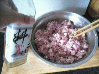 1、四喜丸子的做法,先将猪肉切小粒。然后将其剁成肉末。加料酒去腥。