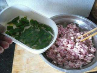 2、四喜丸子的做法,分几次加入葱姜水,每次充分搅拌均匀后再加。