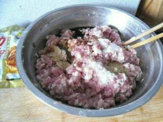 3、四喜丸子的做法,加盐、白糖、鸡粉、胡椒粉、生抽调味,将其搅拌均匀