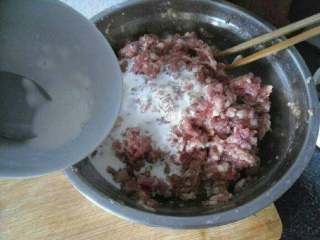 4、四喜丸子的做法,将水淀粉加入肉末中,边加边搅拌,使其充分融合。