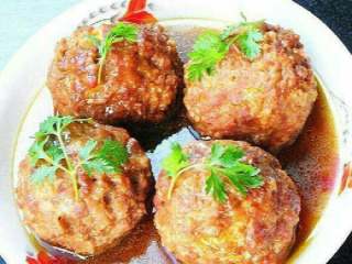 7、四喜丸子的做法,蒸20—25分钟。完成,(放入几根香菜叶会比较好看)