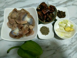 1、香辣鸡胗,准备食材