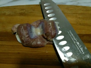 2、香辣鸡胗,将鸡胗清洗干净