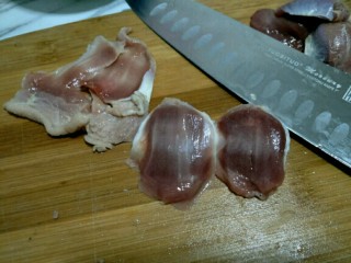 3、香辣鸡胗,如图将鸡胗下面的那一层东西片下～看图片～