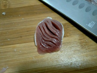 4、香辣鸡胗,然后将鸡胗改花刀，交叉着切，如图～