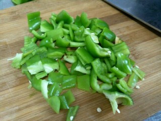 6、香辣鸡胗,青椒切丁备用