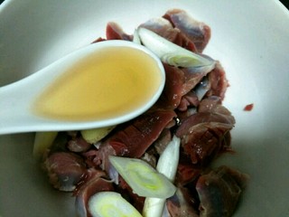 8、香辣鸡胗,鸡胗改成小块后，进行腌制～放入料酒