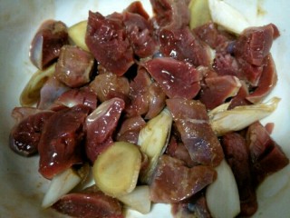 13、香辣鸡胗,拌匀后放入冷藏一夜～