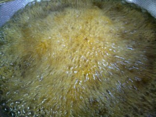 14、香辣鸡胗,入味后的鸡胗，放入7成热的油中进行炸制～