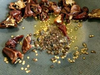 16、香辣鸡胗,另起锅，留底油，依次放入灯笼椒、麻椒进行煸炒～