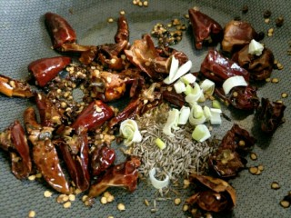 17、香辣鸡胗,煸炒出香味儿后，再放入孜然～再放入青椒丁煸炒～