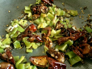 18、香辣鸡胗,再放入青椒丁煸炒～