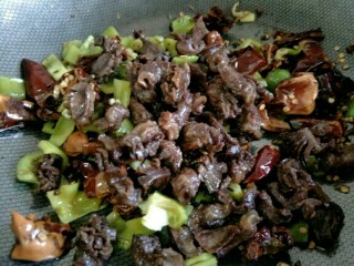 19、香辣鸡胗,接着放入炸好的鸡胗一起翻炒～