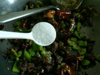 20、香辣鸡胗,出锅前撒入少许食盐，翻炒均匀即可出锅～