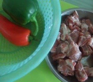 1、豉椒炒排骨,排骨剁小件，冲洗干净，青红椒切件
