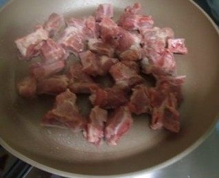 2、豉椒炒排骨,平底锅放入排骨小块