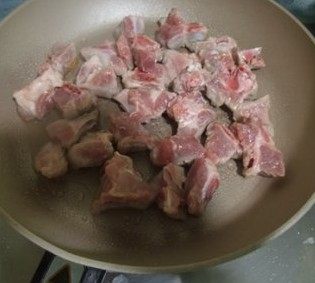 3、豉椒炒排骨,把排骨一面煎至金黄，翻面也煎至金黄