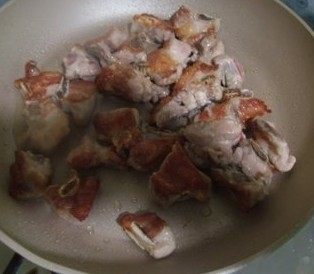 4、豉椒炒排骨,放入1小勺豆豉，翻炒出香味