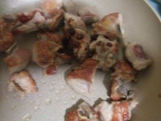 5、豉椒炒排骨,加入豆瓣酱翻炒