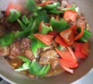 7、豉椒炒排骨,加入青红椒块，炒至青红椒熟软