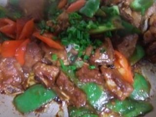 8、豉椒炒排骨,出锅前撒上葱粒，即可