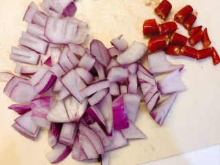 2、鸡煲,洋葱分两半,一部分切丁,红辣椒切丁