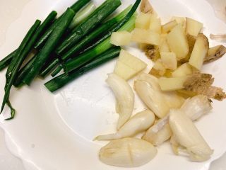 3、鸡煲,葱切段,蒜拍扁切块,姜切粒
