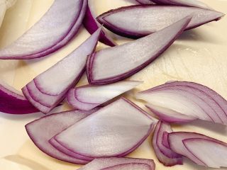 4、鸡煲,其余洋葱切段