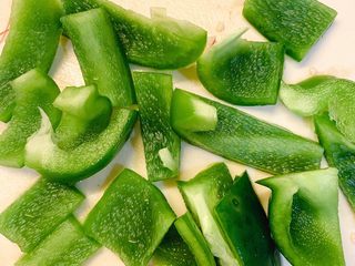 5、鸡煲,青椒切段