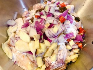 6、鸡煲,把蒜、姜、洋葱、红辣椒、1小勺盐、1勺白糖、2勺海天黄豆酱、蚝油3勺、1勺料酒、适量生粉一起倒入鸡肉里搅拌均匀,腌制30分钟