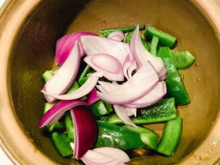 8、鸡煲,砂锅内铺入洋葱,青椒、葱段