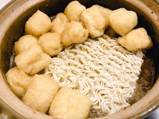 10、鸡煲,把鸡肉吃完后,锅内留汁、直接加入开水,可以放入想吃的面,或者油豆腐煮开吃