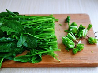 2、菠菜拌花生米,首先将菠菜去根，再洗干净。