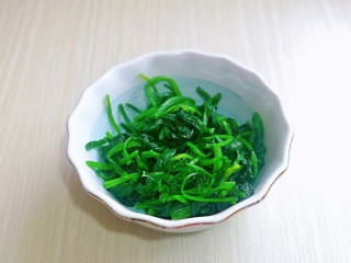 7、菠菜拌花生米,将菠菜水分挤干放入器具中。