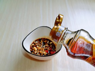 9、菠菜拌花生米,再加入盐，滴入芝麻油搅拌均匀。