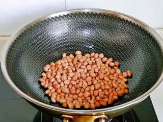 10、菠菜拌花生米,花生米洗干净，锅中加入适量的油，再加入花生米。