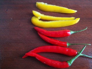 4、凉拌黄瓜卷,小米辣,黄彩椒洗干净。
