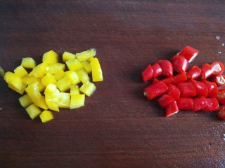 5、凉拌黄瓜卷,全部切成丁。