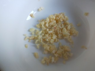 6、凉拌黄瓜卷,大蒜拍扁剁碎。