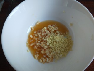 7、凉拌黄瓜卷,加入鸡精,香油。