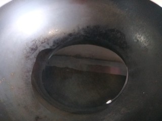 9、凉拌黄瓜卷,烧热油。