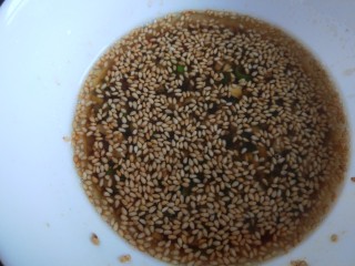 11、凉拌黄瓜卷,加入生抽,醋。