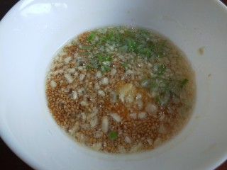 10、凉拌黄瓜卷,热油浇在碗里。