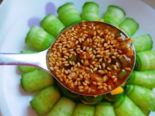 16、凉拌黄瓜卷,把调好的汁浇在中间。