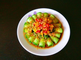 17、凉拌黄瓜卷,好吃好看凉拌黄瓜卷。