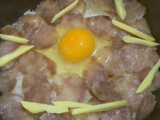 3、腊味煲仔饭,打入鸡蛋再焖一分钟